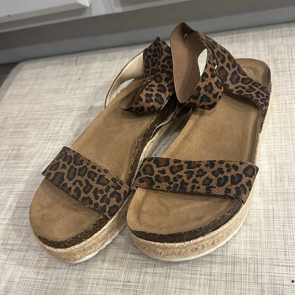 Wonder nation size 4/women’s size 6 cheetah print sandal. Great condition!!